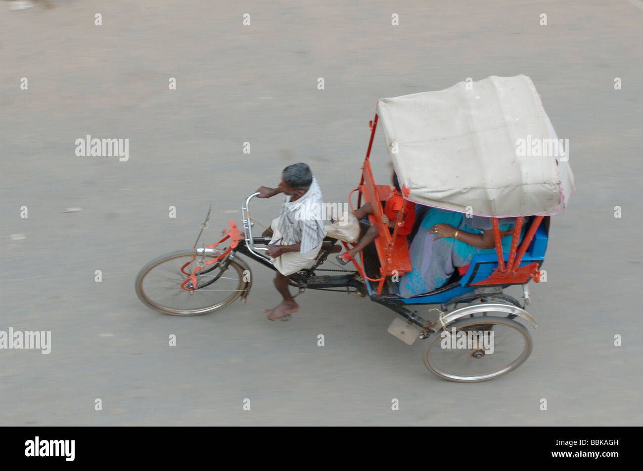 L'Inde, le Tamil Nadu, Madurai. Trois roues (vélo rikshaw) pour transporter les gens. Aucun communiqué de presse disponible. Banque D'Images