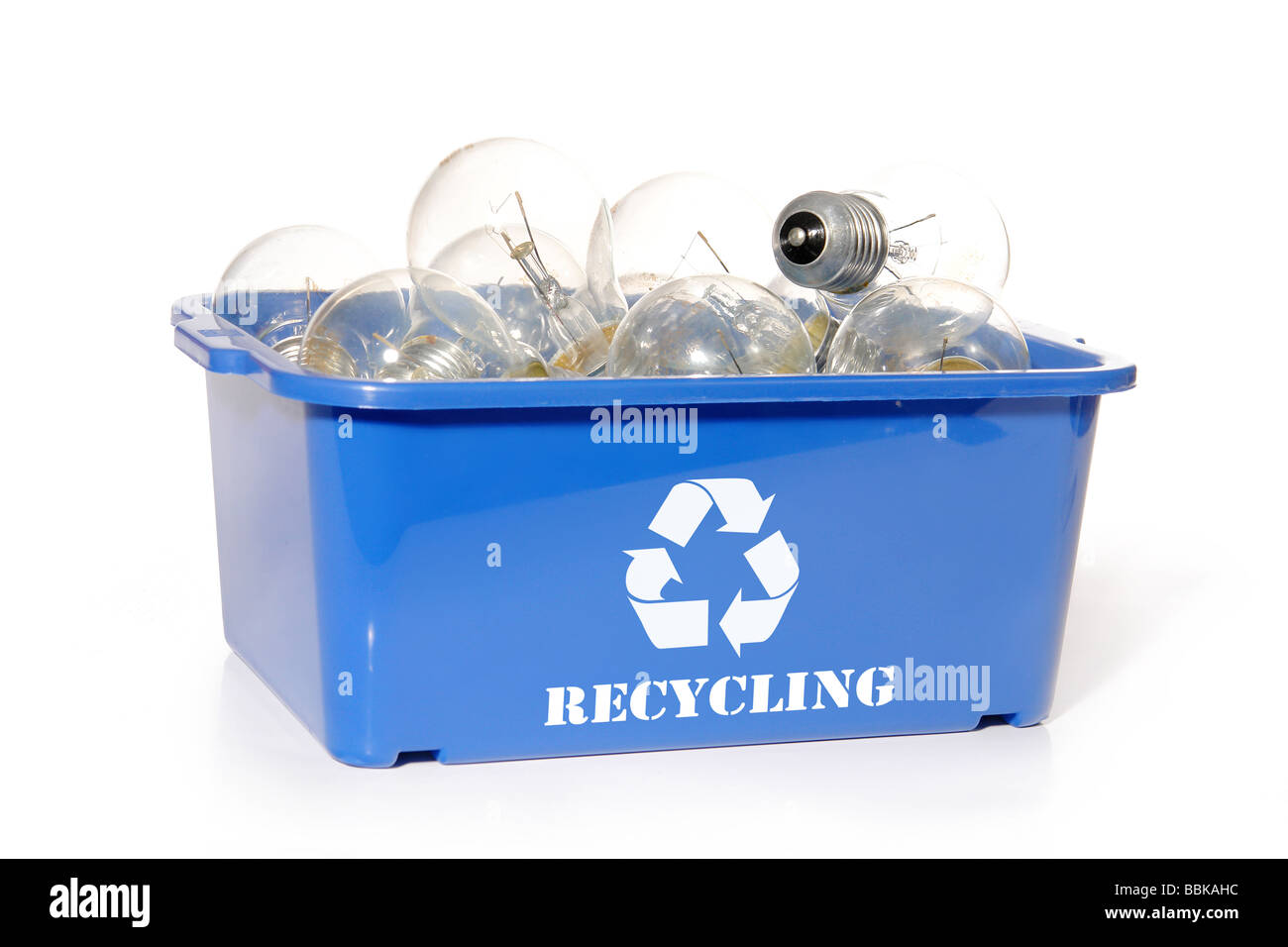 Ampoules électriques utilisées dans des conteneurs de recyclage bleu sur fond blanc Banque D'Images
