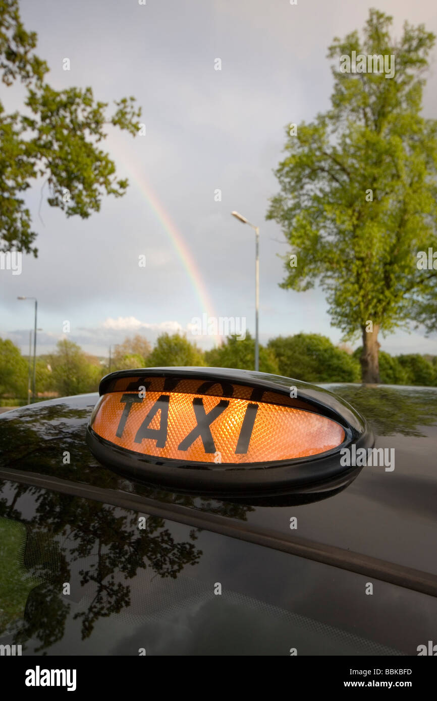 London Taxi noir et Rainbow Banque D'Images