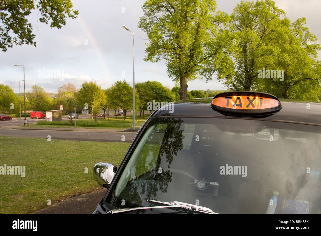 London Taxi noir et Rainbow Banque D'Images