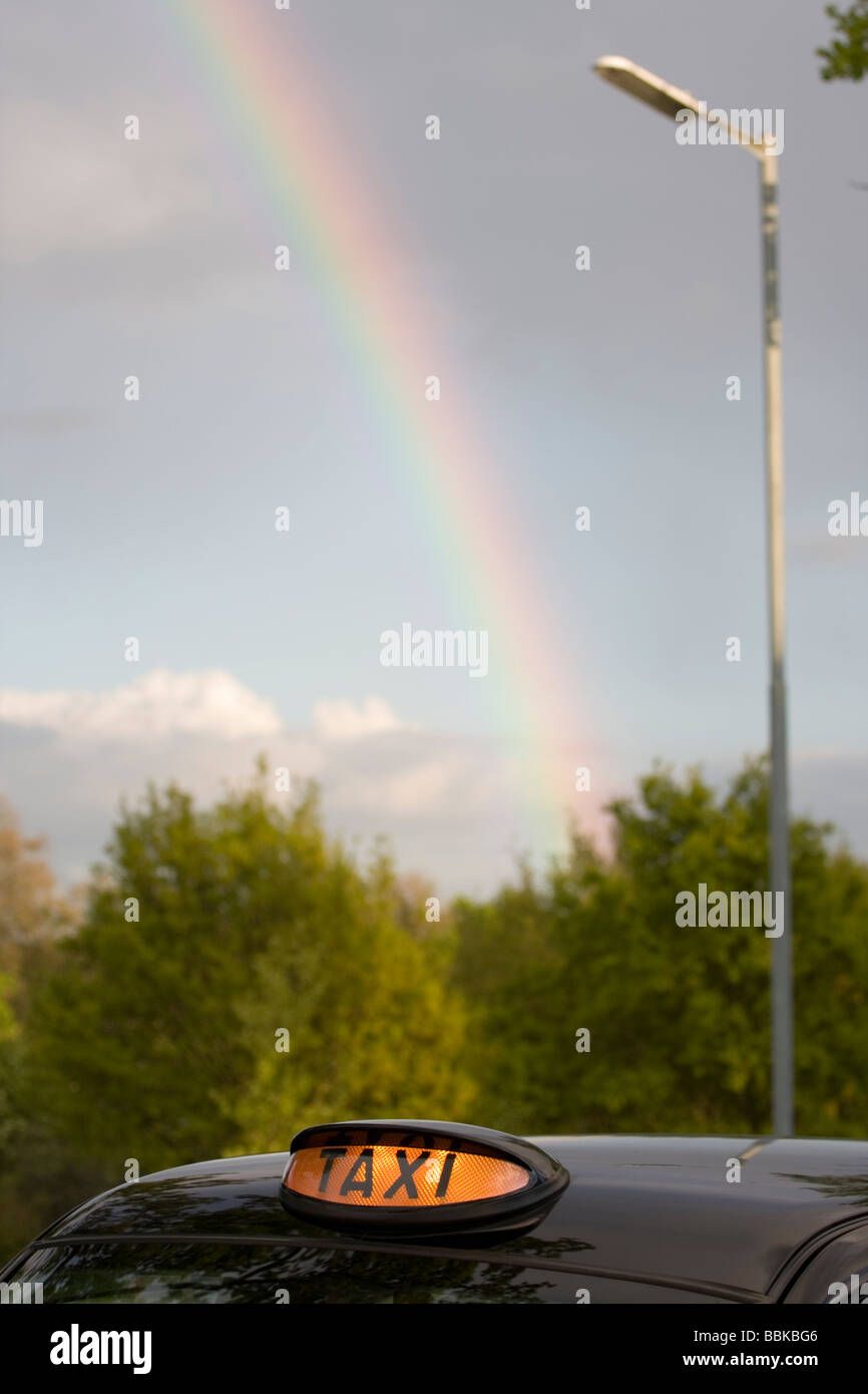 London Taxi noir et Rainbow Banque D'Images
