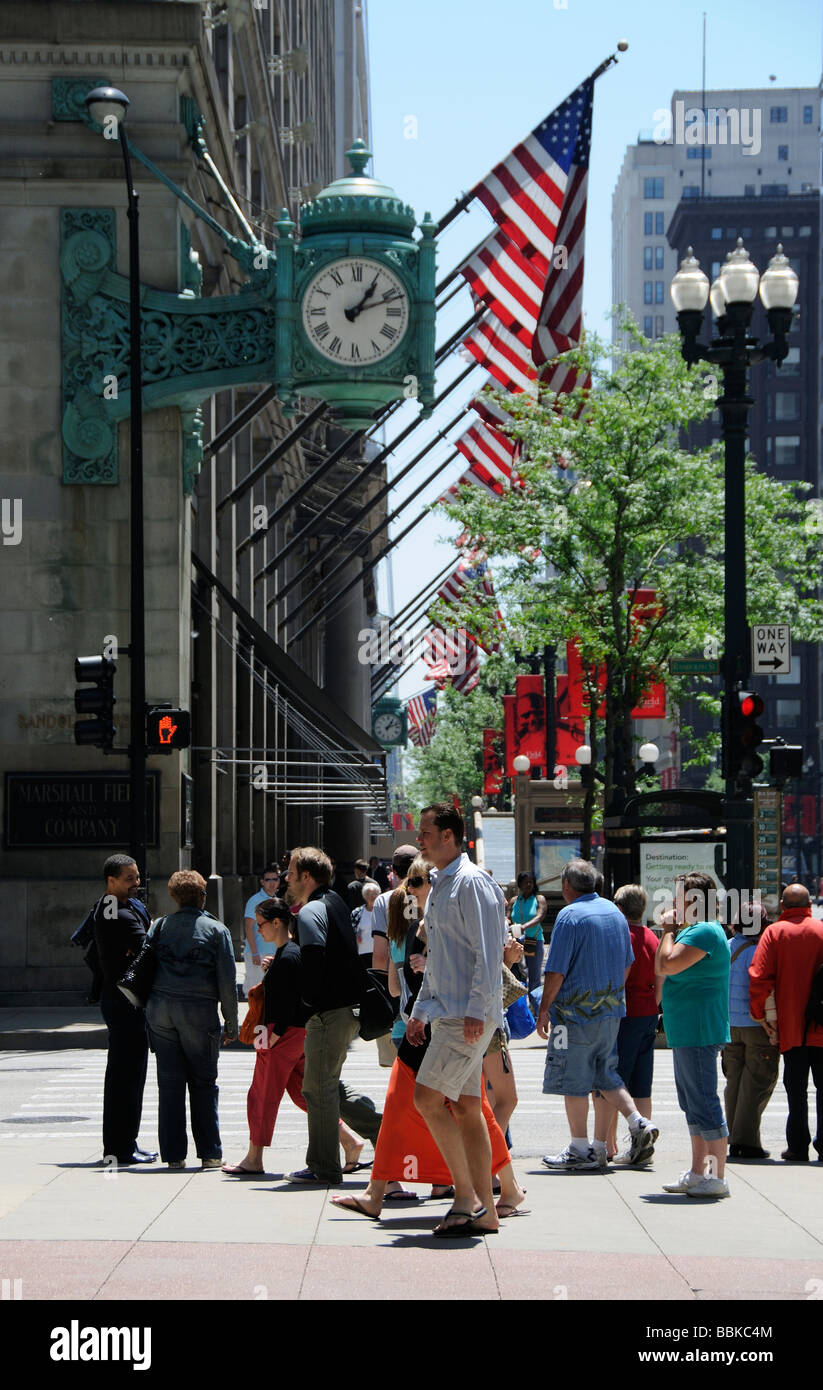 State Street Chicago USA personnes sur le trottoir à l'extérieur de Macys store Banque D'Images