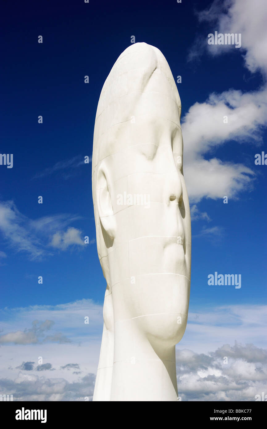 Le rêve, à 20 mètres de haut, la sculpture de Jaume Plensa sur le site de l'ancienne mine de Sutton Manor. Banque D'Images