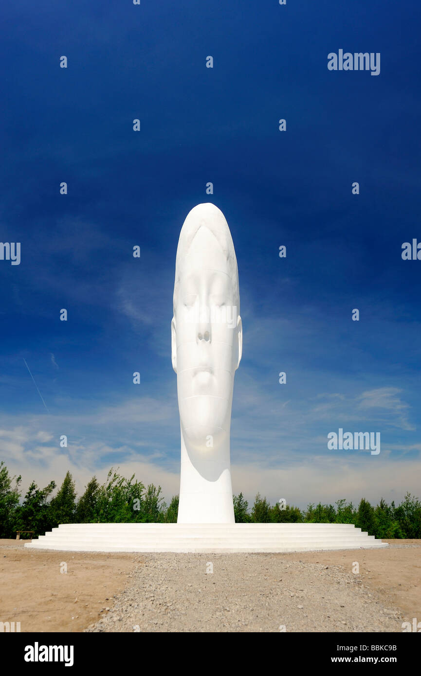 Le rêve, à 20 mètres de haut, la sculpture de Jaume Plensa sur le site de l'ancienne mine de Sutton Manor. Banque D'Images