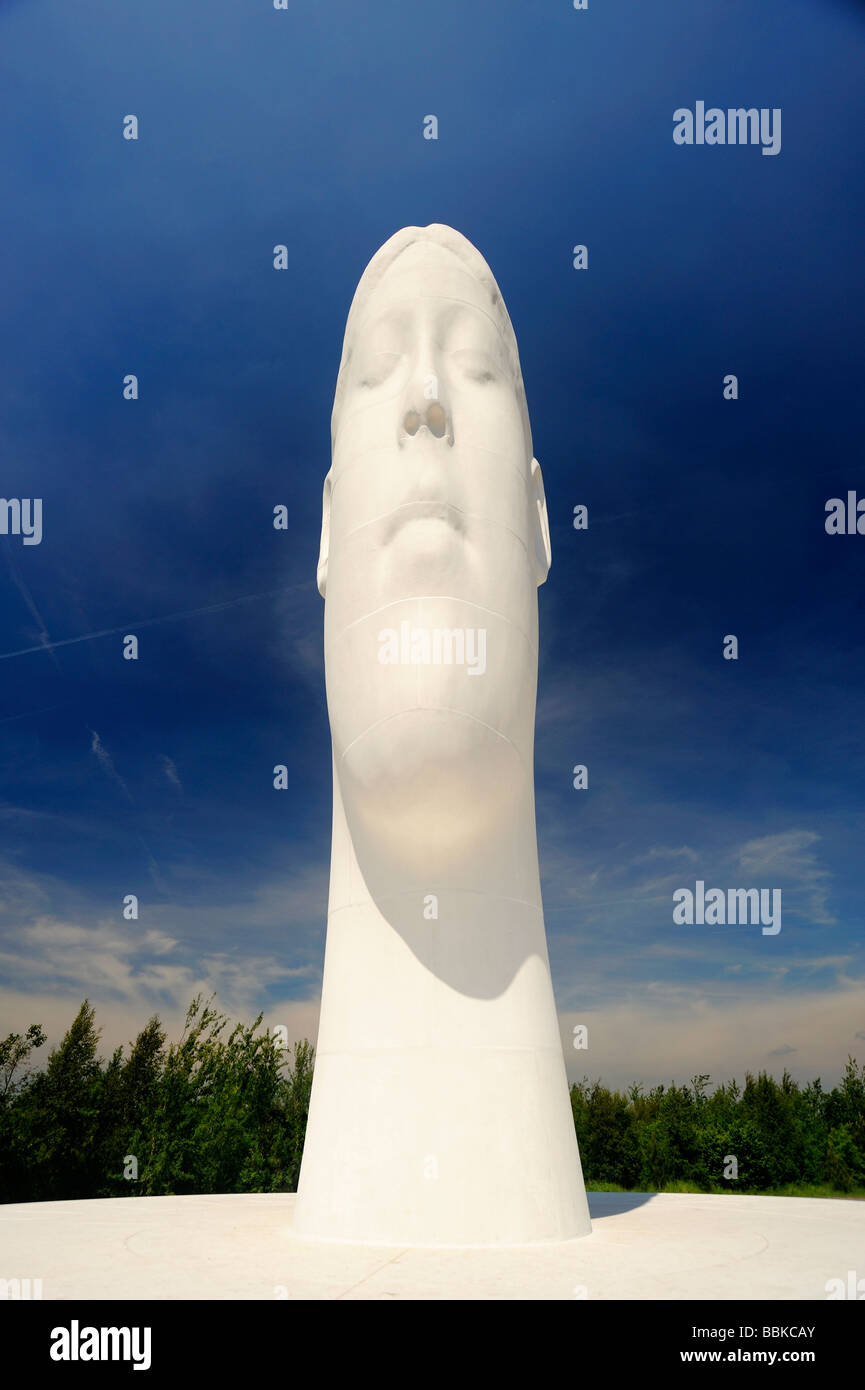 Le rêve, à 20 mètres de haut, la sculpture de Jaume Plensa sur le site de l'ancienne mine de Sutton Manor. Banque D'Images