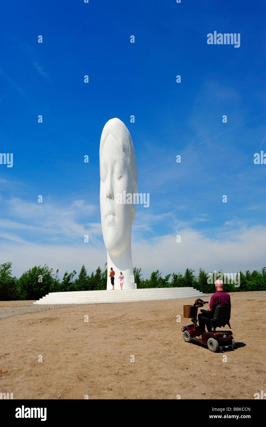 Le rêve, à 20 mètres de haut, la sculpture de Jaume Plensa sur le site de l'ancienne mine de Sutton Manor. Banque D'Images