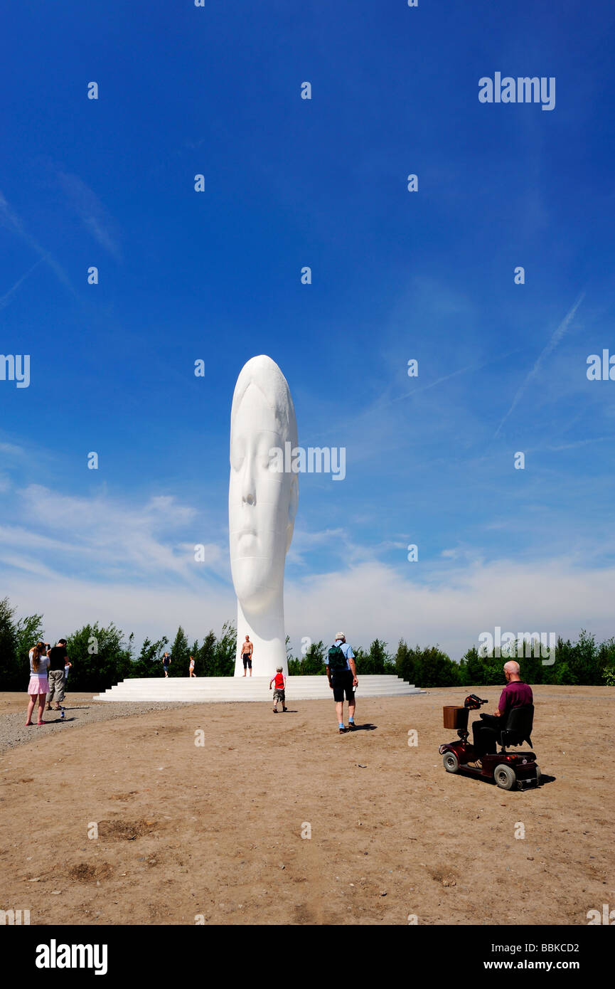 Le rêve, à 20 mètres de haut, la sculpture de Jaume Plensa sur le site de l'ancienne mine de Sutton Manor. Banque D'Images