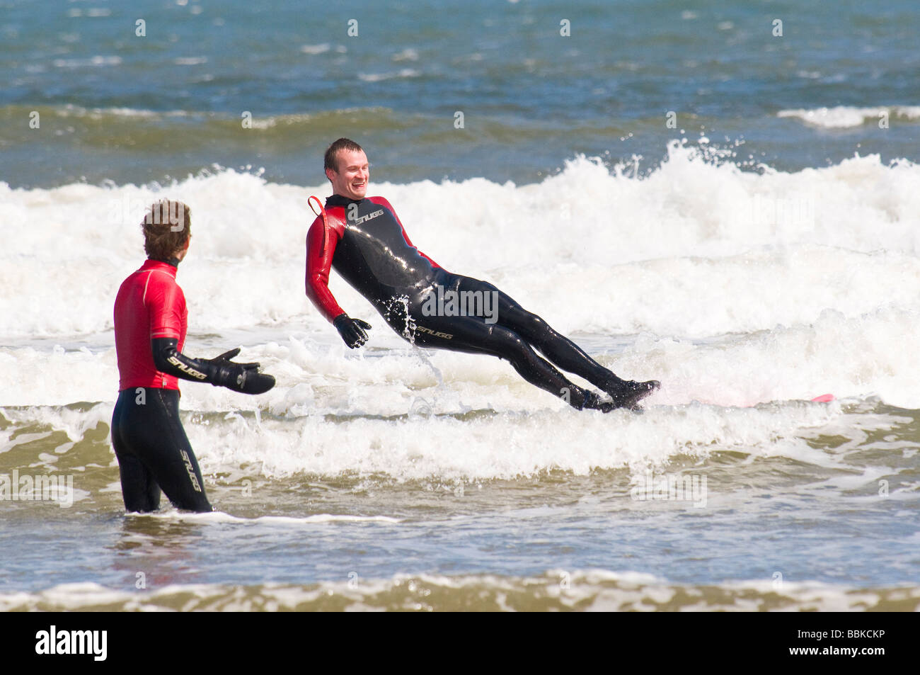 Les personnes qui apprennent à surfer sur une plage en Ecosse Banque D'Images