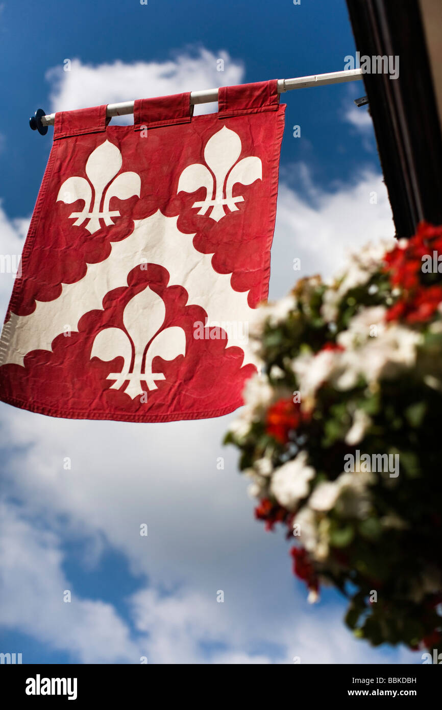 Drapeaux médiévale à Tewkesbury town center Banque D'Images