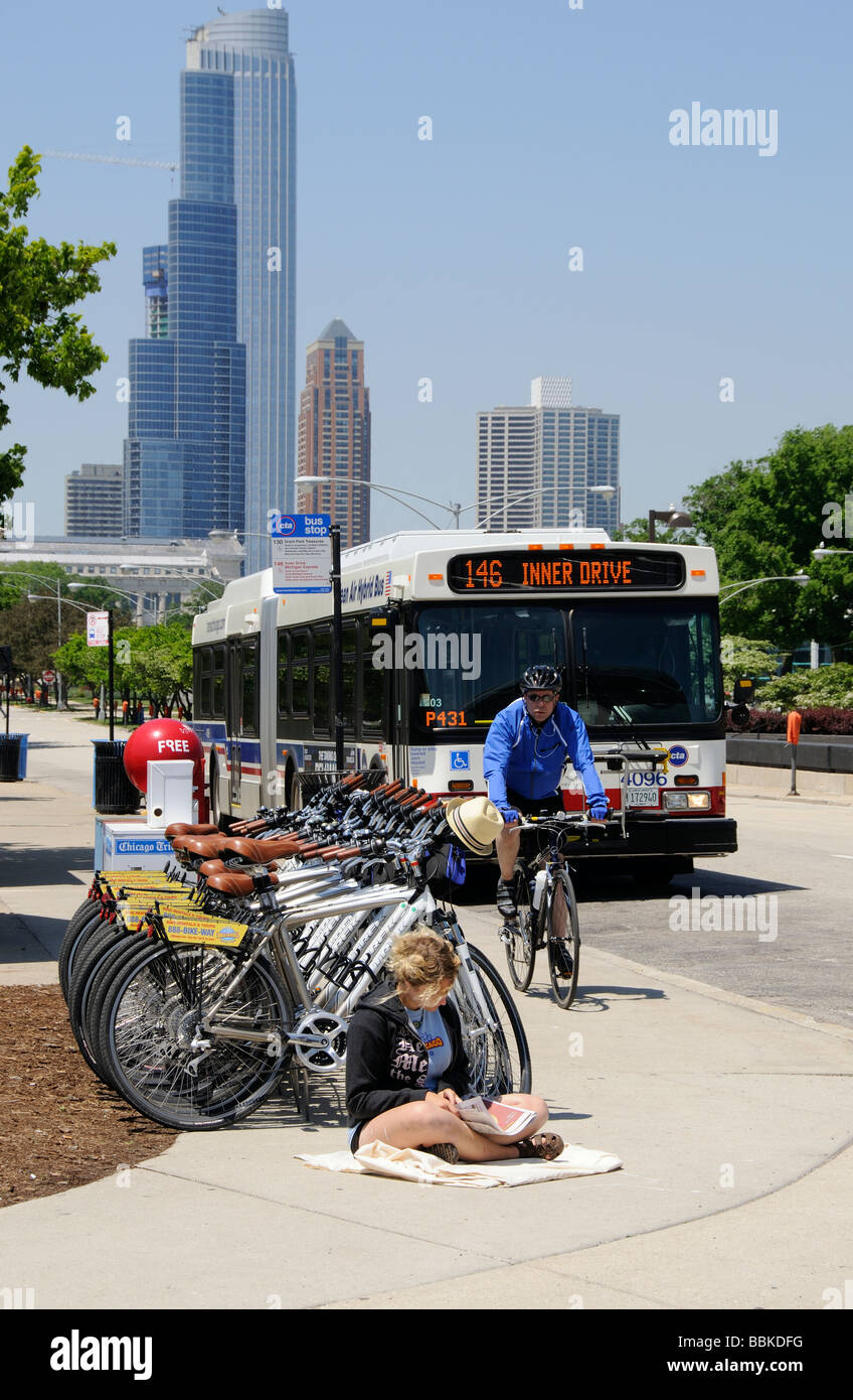 USA Chicago skyline avec les moyens de transport Bus et location de cycles Banque D'Images