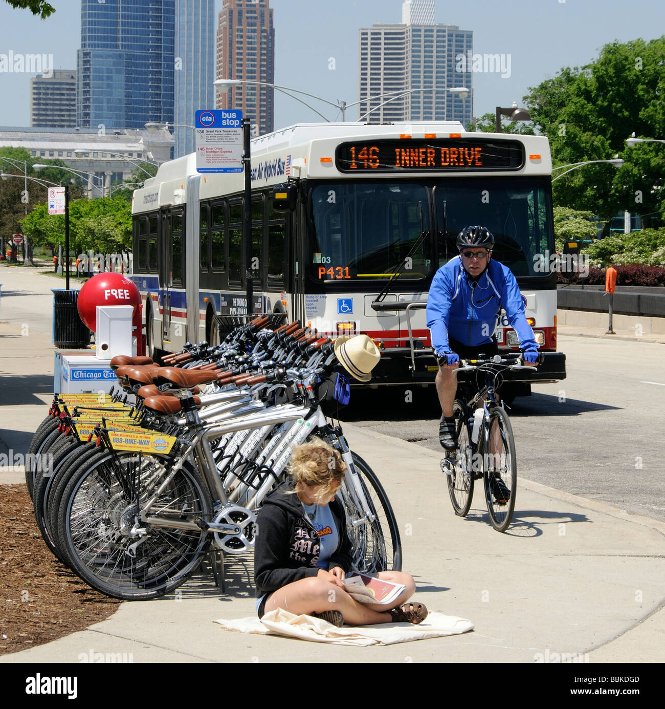 USA Chicago skyline avec les moyens de transport Bus et location de cycles Banque D'Images