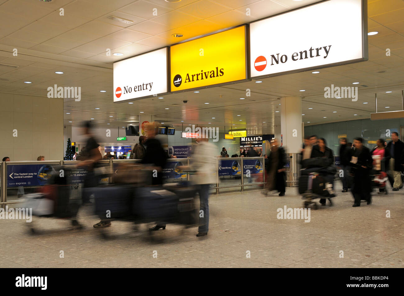 Arrivées au Terminal 3, Heathrow Airport, Londres, Angleterre Banque D'Images