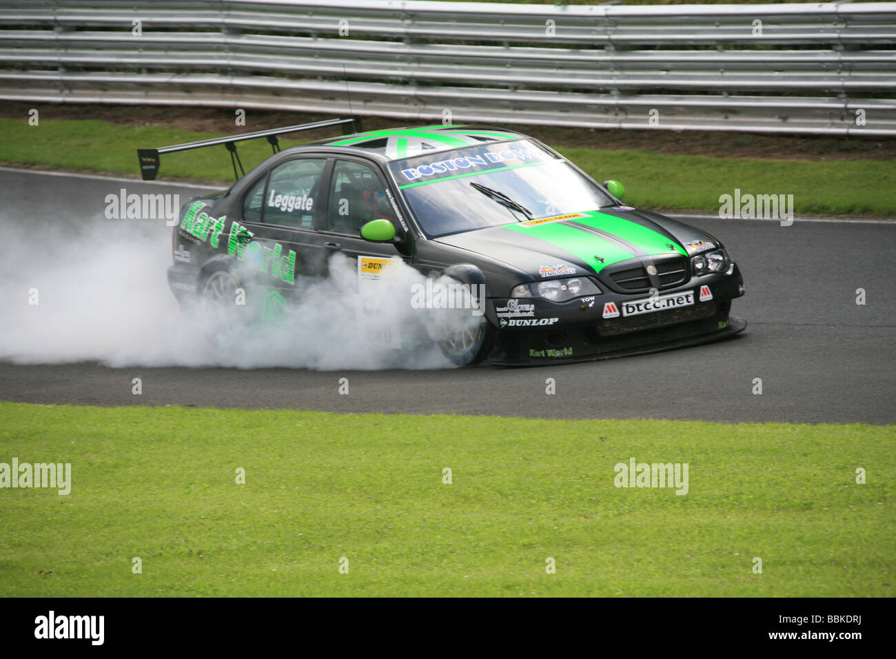 Fiona Leggate a une tache de la peine avec sa MG ZS 2007 au cours de l'Oulton Park tour du British Touring Car Championship Banque D'Images