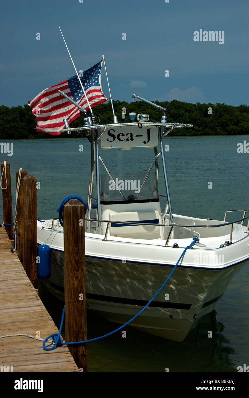 Amarrage pour quelques kilomètres de plaisance et la pêche sportive mécènes de waterfront restaurant et un pub à Islamorada en Floride Banque D'Images