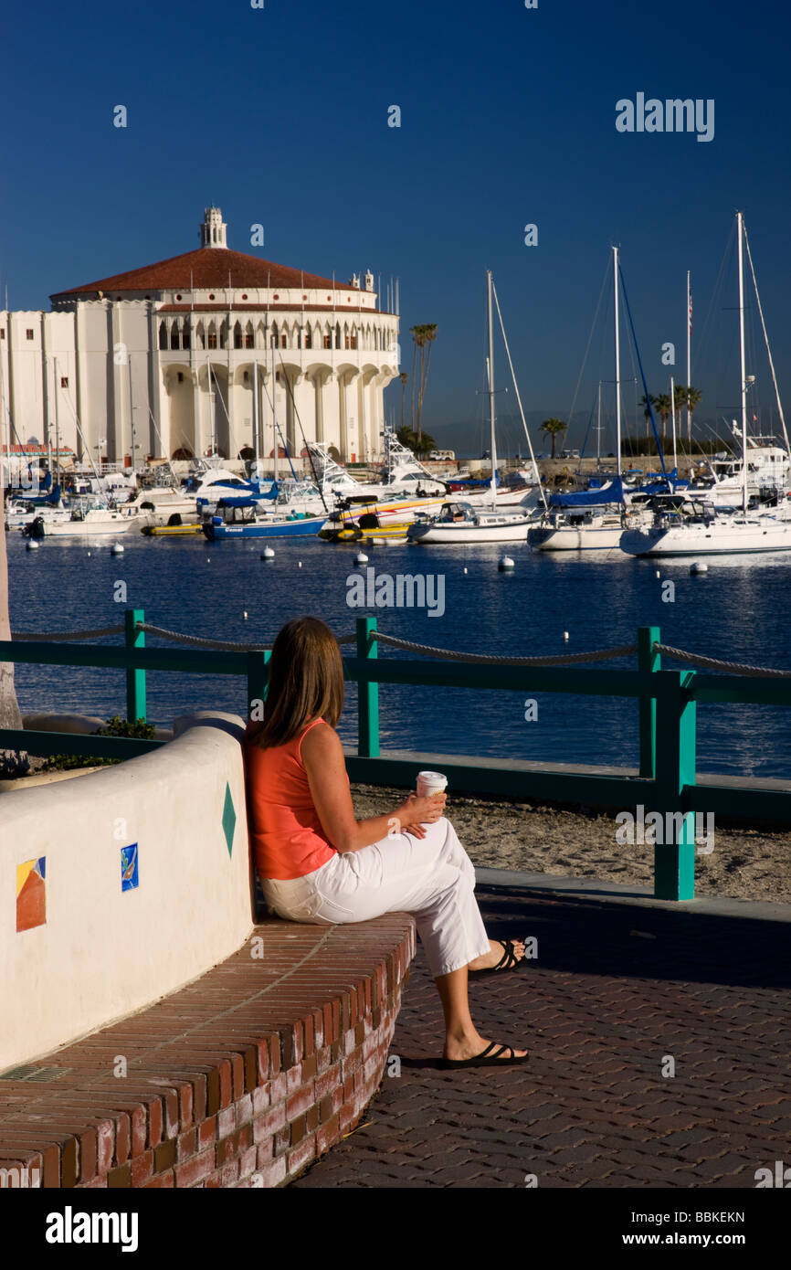 Un visiteur à Avalon Catalina Island modèle californien publié Banque D'Images