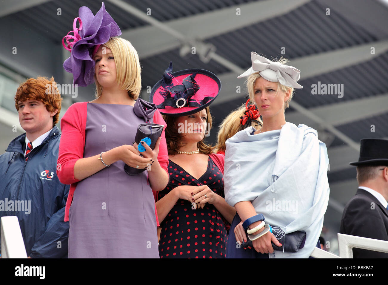 Bien habillé trois femmes portant les chapeaux à la mode Epsom Derby Day  2009 Photo Stock - Alamy