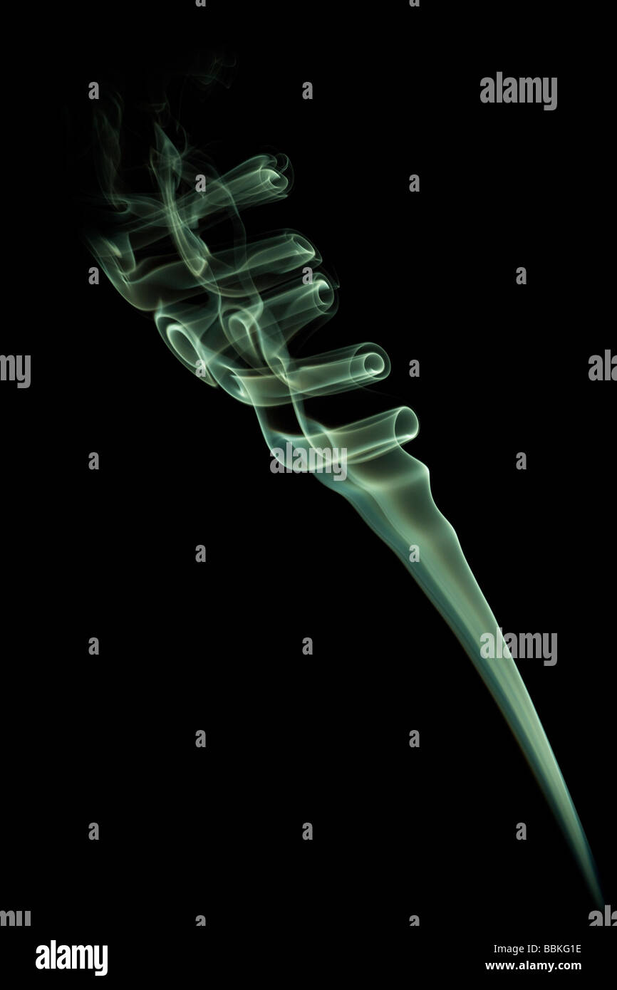 Les boucles de la fumée dégagée par la combustion lente d'un bâton d'encens.volutes de fumée dégagées par la combustion d'un bâton d'encens Banque D'Images