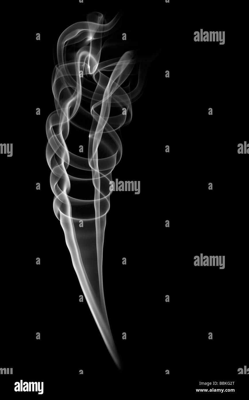 Les boucles de la fumée dégagée par la combustion d'un bâton d'encens. Volutes de fumée dégagées par la combustion d'un bâton d'encens. Banque D'Images