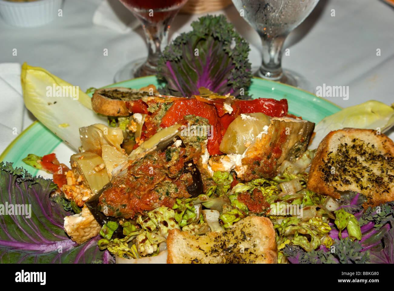 Apéritif végétarien en couches au four avec fromage de chèvre Banque D'Images