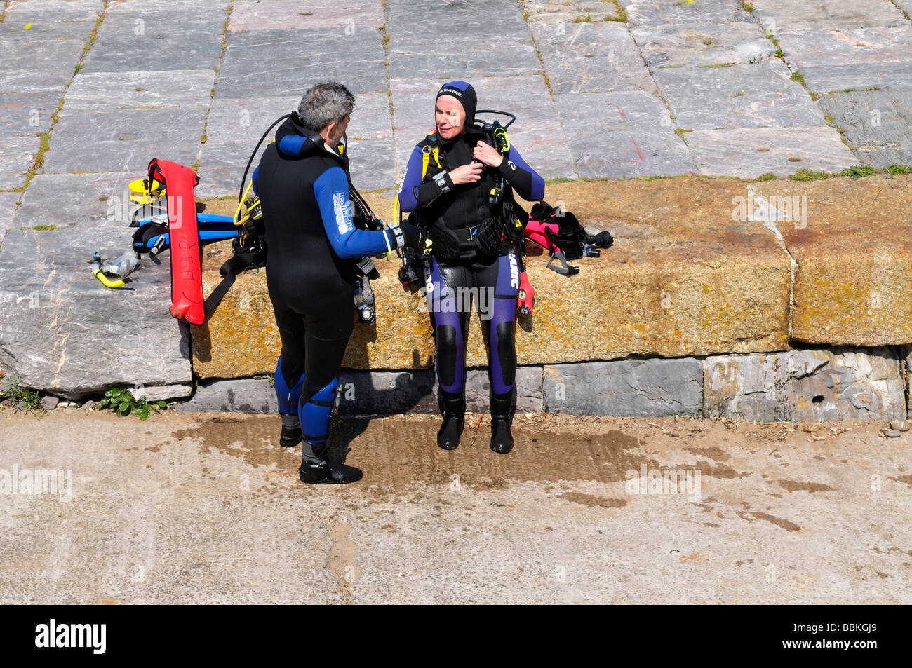Deux plongeurs sur quai avec kit de plongée Fort Bovisand Plymouth UK Banque D'Images