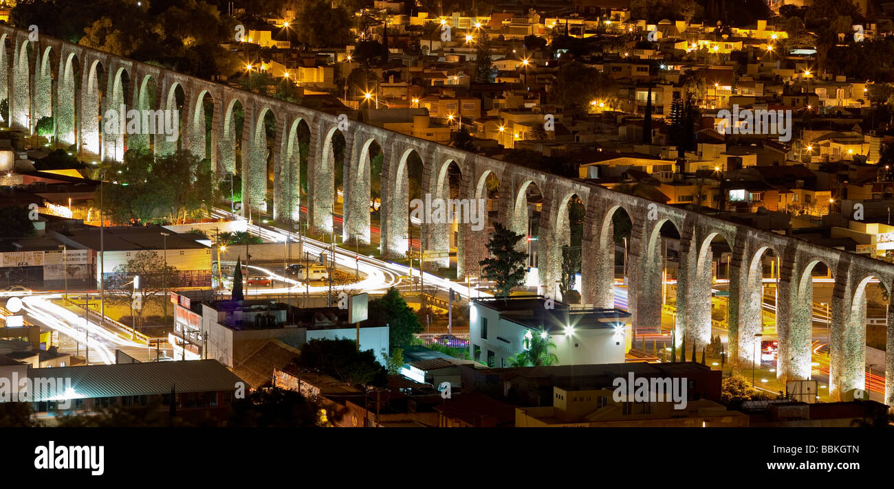 Photo de nuit de l'eau, de l'aqueduc s'étendant 4200 pieds à travers la ville coloniale espagnole de Santiago de Queretaro, Queretaro, Mexique Banque D'Images