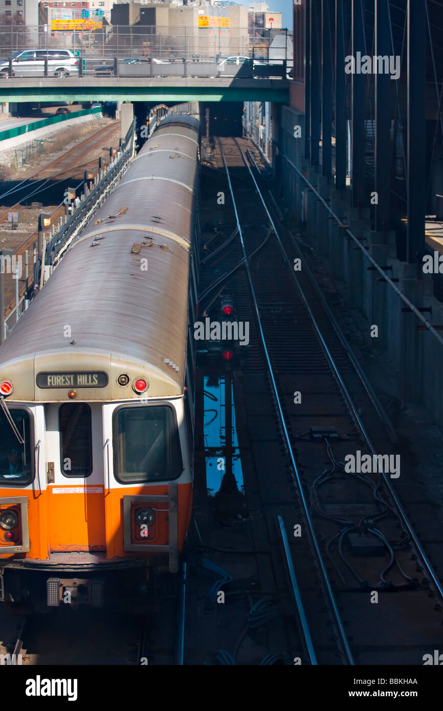Boston's MBTA ligne orange du métro à l'entrée de Forest Hills Retour Bay Station. Banque D'Images