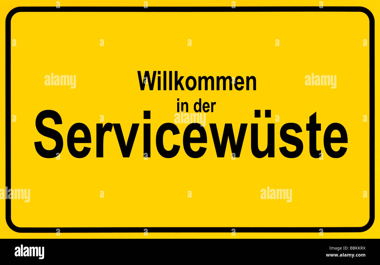 Le panneau de la commune, lettrage allemand Willkommen in der Servicewueste, symbolique du manque de service Banque D'Images
