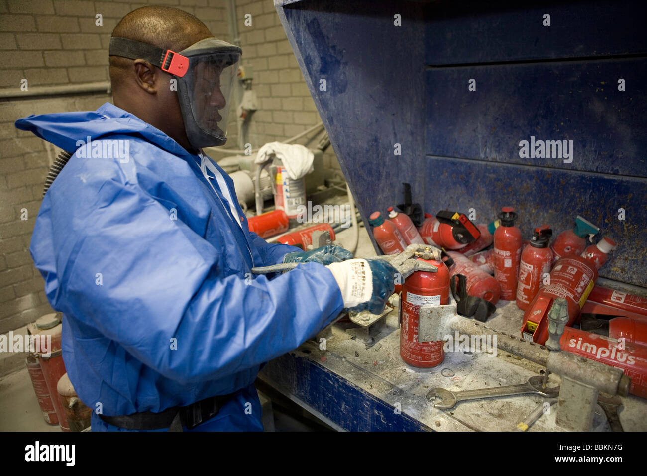 Le recyclage des extincteurs toutes les municipalités aux Pays-Bas sont tenus de fournir des points de collecte pour les connus et les matières dangereuses recyclables ou tous les types de déchets séparés peuvent être acceptés ici pour libre ou une petite somme en fonction du type de matériel green stuff et briques de béton est habituellement libre certains magasins effectuer collection de peinture produits chimiques de recyclage des déchets des ménages néerlandais batteries à 60 en moyenne 2006 Banque D'Images