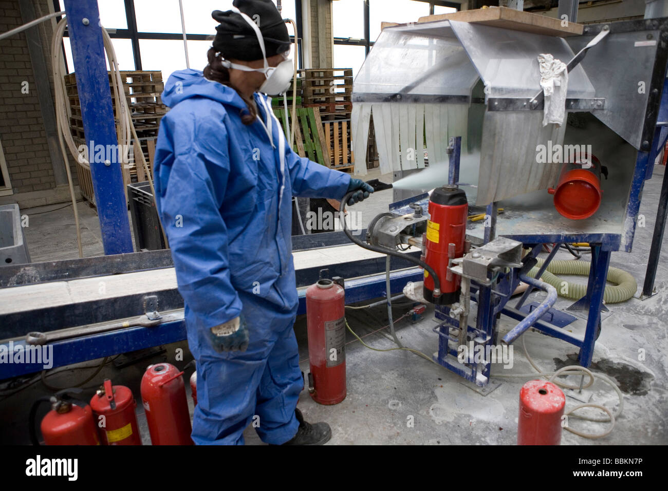 Le recyclage des extincteurs toutes les municipalités aux Pays-Bas sont tenus de fournir des points de collecte pour les connus et les matières dangereuses recyclables ou tous les types de déchets séparés peuvent être acceptés ici pour libre ou une petite somme en fonction du type de matériel green stuff et briques de béton est habituellement libre certains magasins effectuer collection de peinture produits chimiques de recyclage des déchets des ménages néerlandais batteries à 60 en moyenne 2006 Banque D'Images