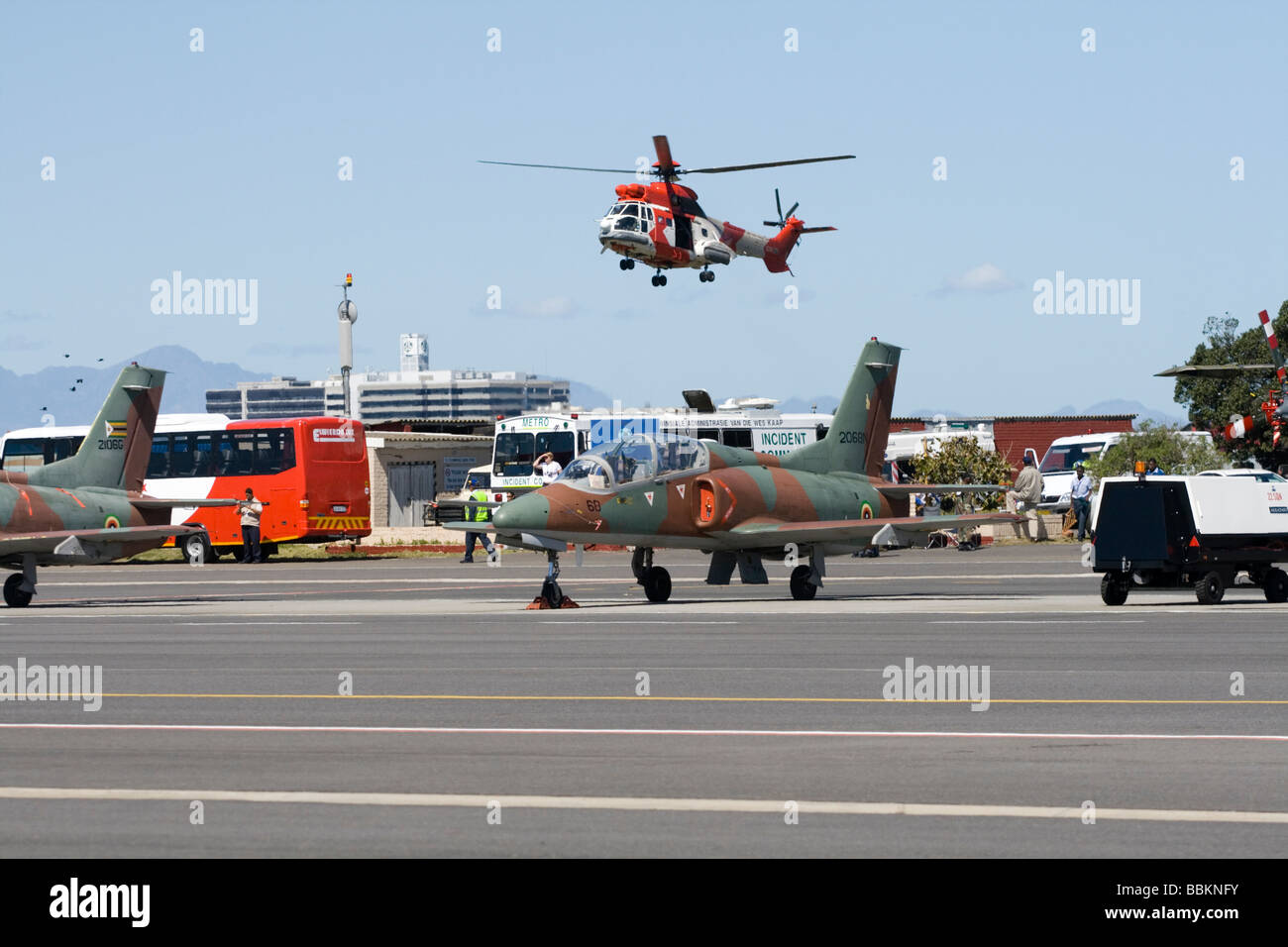 Une armée de l'air sud-africaine d'hélicoptères Oryx arrive sur terre à Ysterplaat Air Force Base, Cape Town, Afrique du Sud Banque D'Images