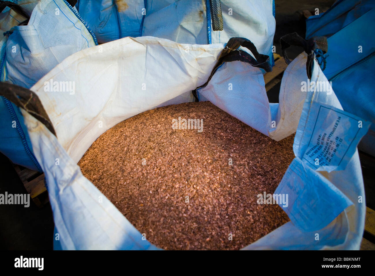 Le recyclage des câbles d'électricité Les fils sont déchiquetés et puis les métaux séparés de la plastics toutes les municipalités aux Pays-Bas sont tenus de fournir des points de collecte pour les connus et les matières dangereuses recyclables ou tous les types de déchets séparés peuvent être acceptés ici pour libre ou une petite somme en fonction du type de matériel green stuff et briques de béton est habituellement libre certains magasins effectuer collection de peinture produits chimiques de recyclage des déchets des ménages néerlandais batteries à 60 en moyenne 2006 Banque D'Images