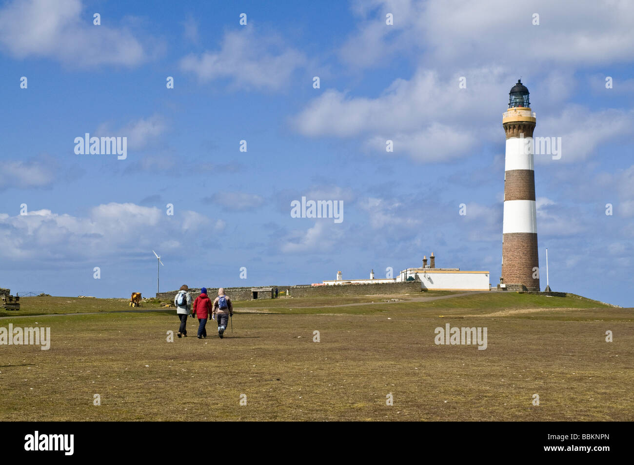 Dh Dennis Ness NORTH RONALDSAY ORKNEY Randonneurs randonnée North Ronaldsay lighthouse Banque D'Images