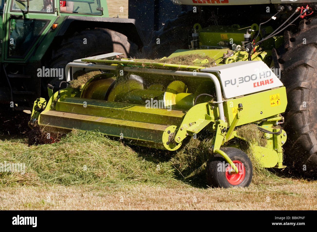 Gros plan d'une tête de coupe de 300 PU sur une automotrice Claas ramassage d'herbe automoteur Banque D'Images