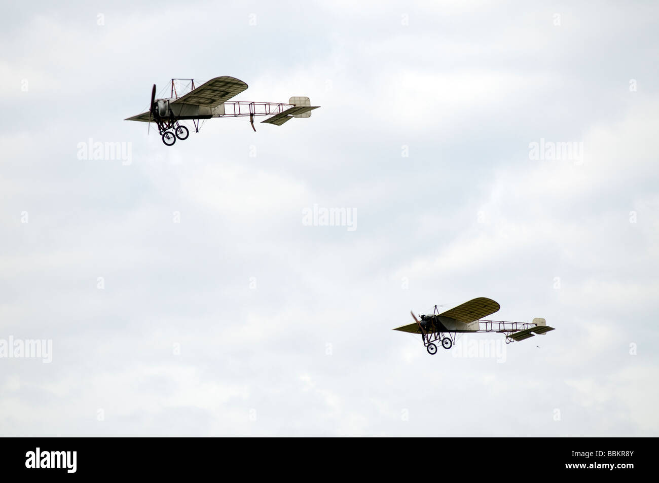 Ferte Alais Blériot XI et XI-2 vintage airplane flying Banque D'Images