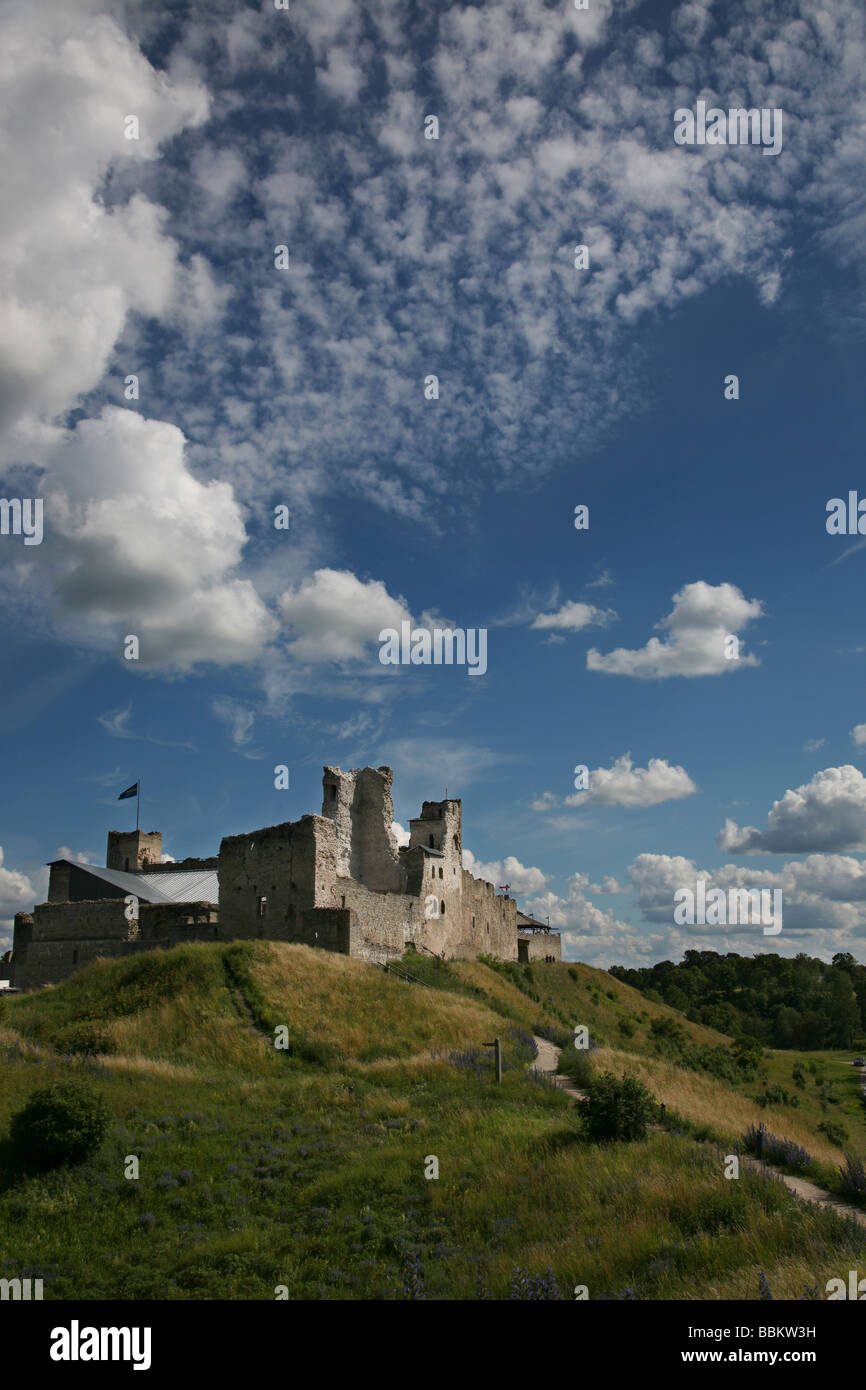Ancien château médiéval en ruines blue cloudy sky background à Rakvere Estonie ville Banque D'Images