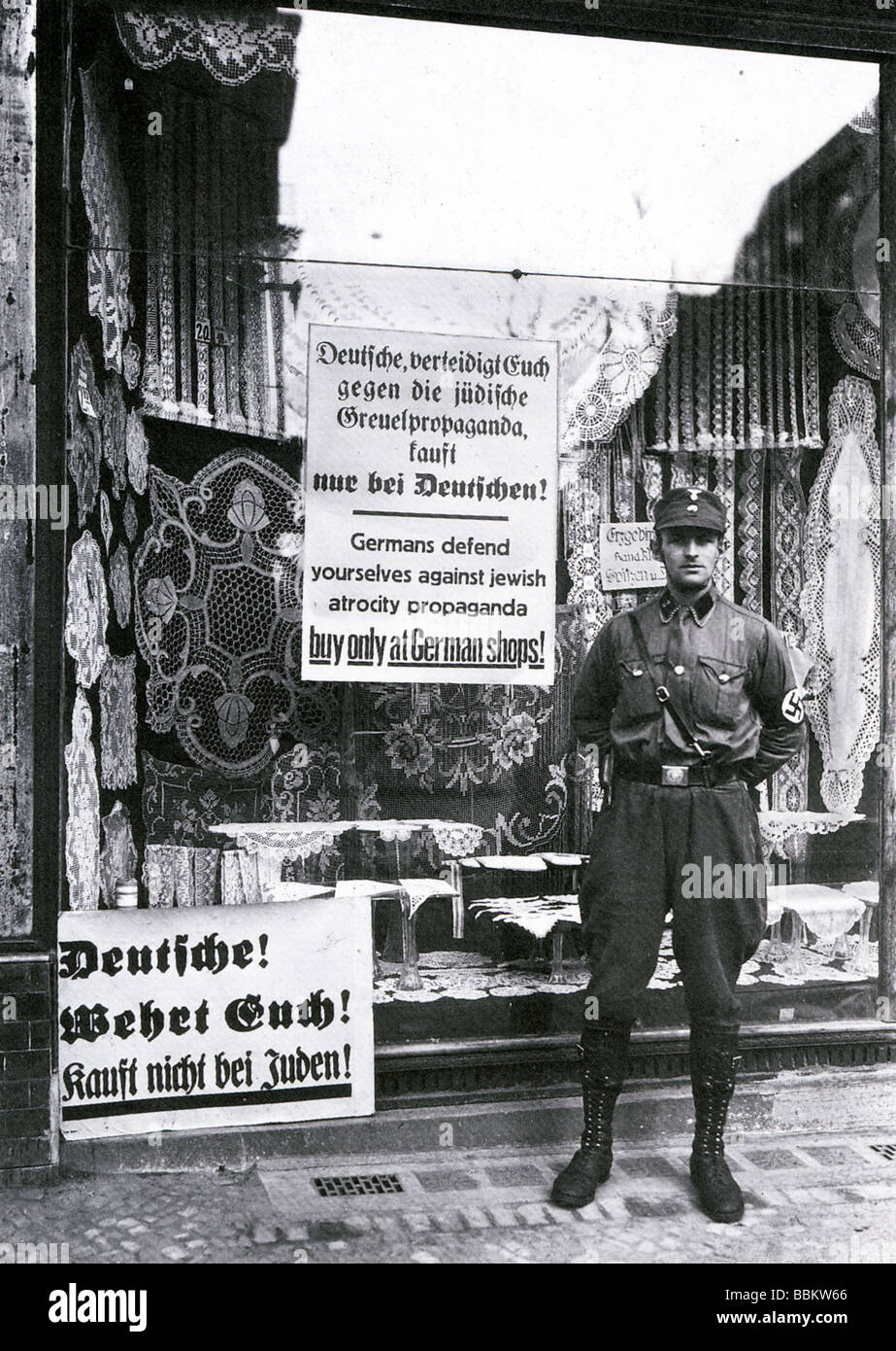 Juifs à l'ANTISÉMITISME - boutique à Berlin Avril 1933 plâtré avec des affiches appelant à un boycott de toutes les entreprises juives Banque D'Images