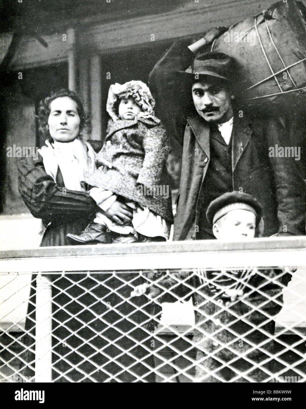 La famille d'immigrants italiens arrivant à Ellis Island New York en 1902 Banque D'Images