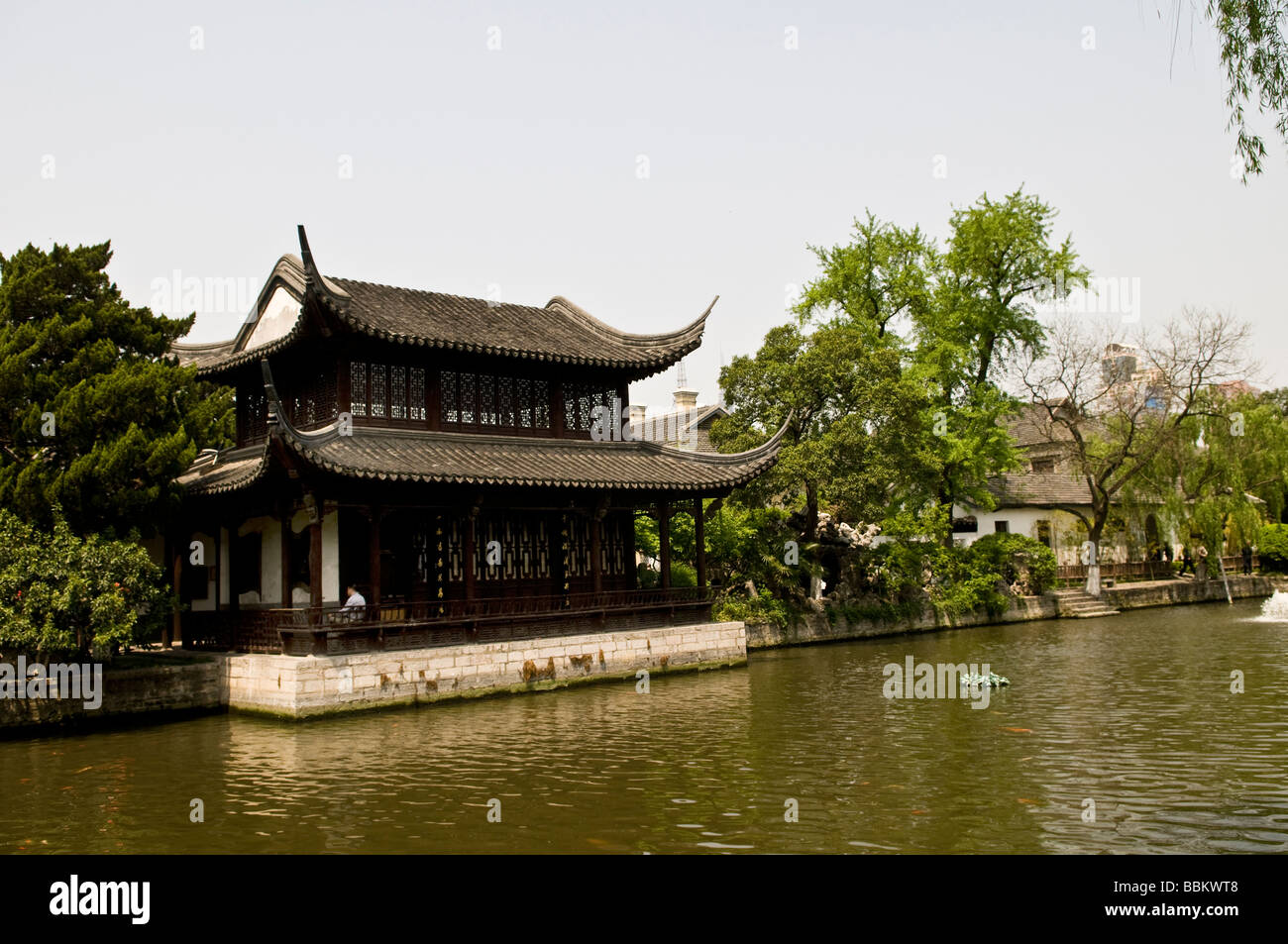 Beaux jardins de style Chinois avec des maisons traditionnelles à la base du palais présidentiel à Nanjing en Chine Banque D'Images