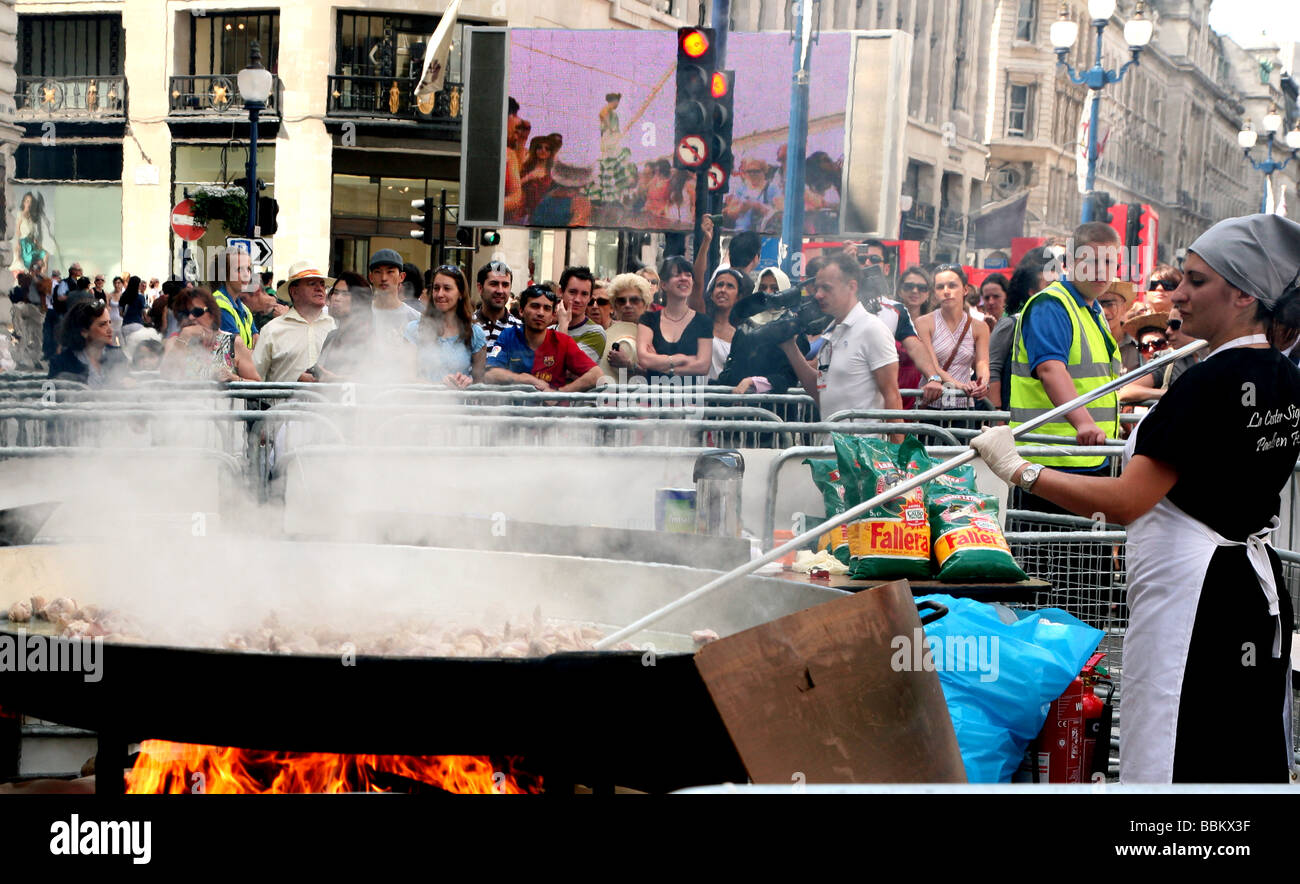 Paella géante d'être cuite à l'espagnol festival à Regent St, London Banque D'Images