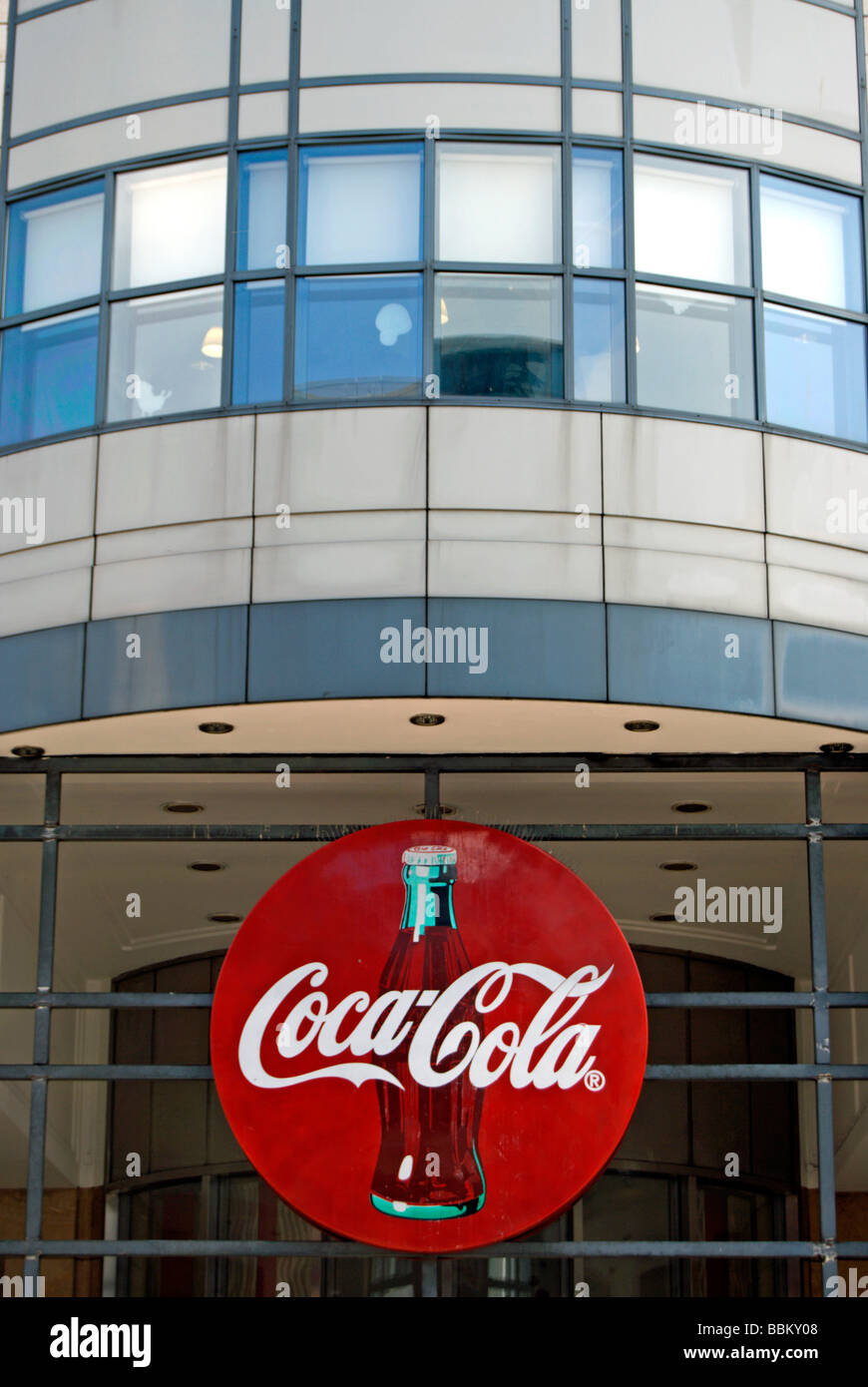 Logo coca cola à l'entrée de la société de boissons gazeuses siège britannique à Hammersmith, à l'ouest de Londres, Angleterre Banque D'Images