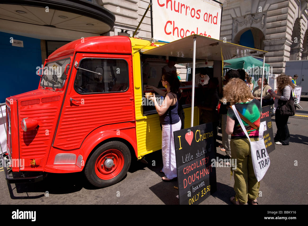 Les gens apprécient la culture espagnole au cours de festival 'le goût de l'Espagne' sur Regent Street, W1, Londres, Royaume-Uni Banque D'Images