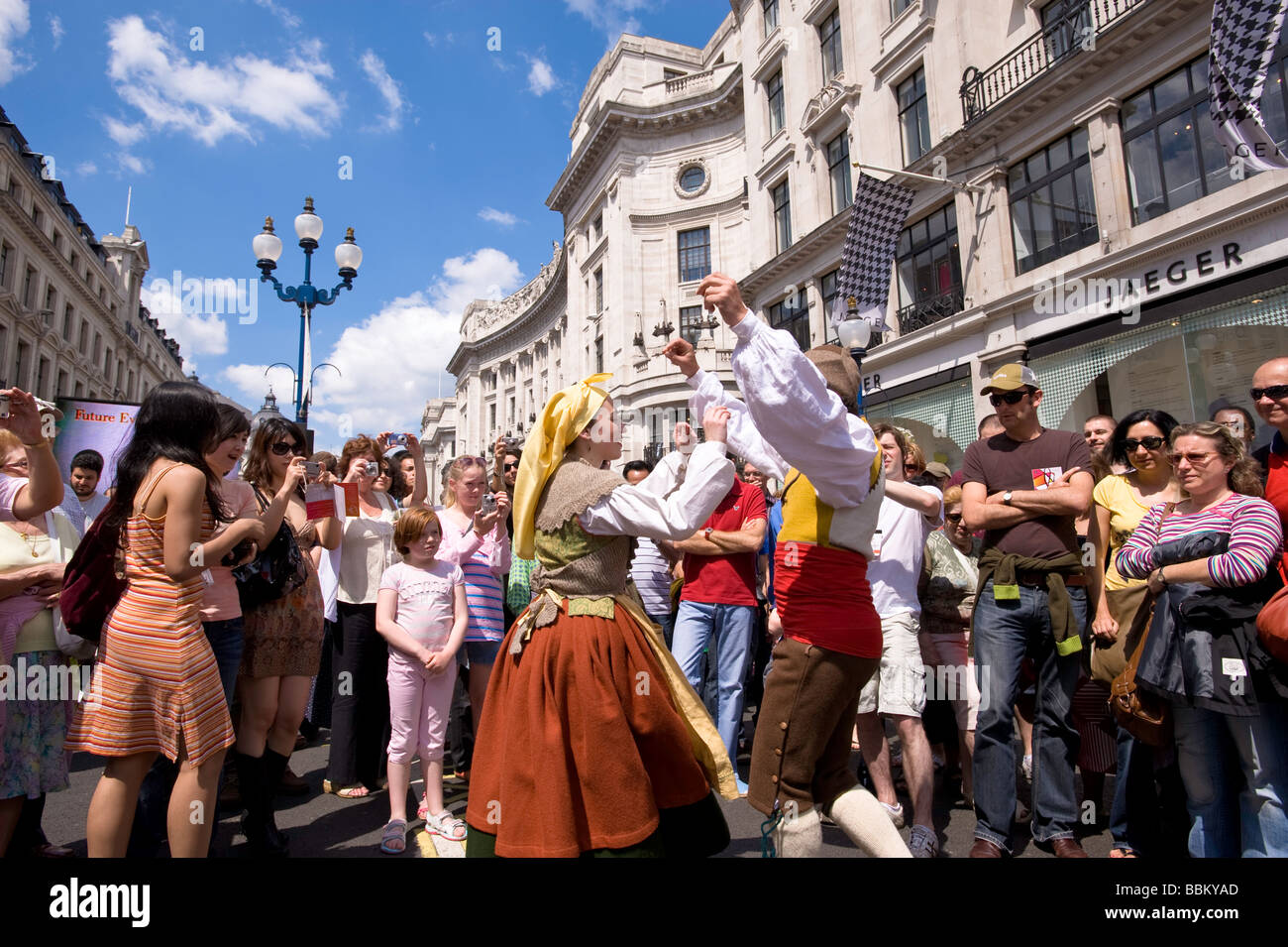 Les gens apprécient la culture espagnole au cours de festival 'le goût de l'Espagne' sur Regent Street, W1, Londres, Royaume-Uni Banque D'Images