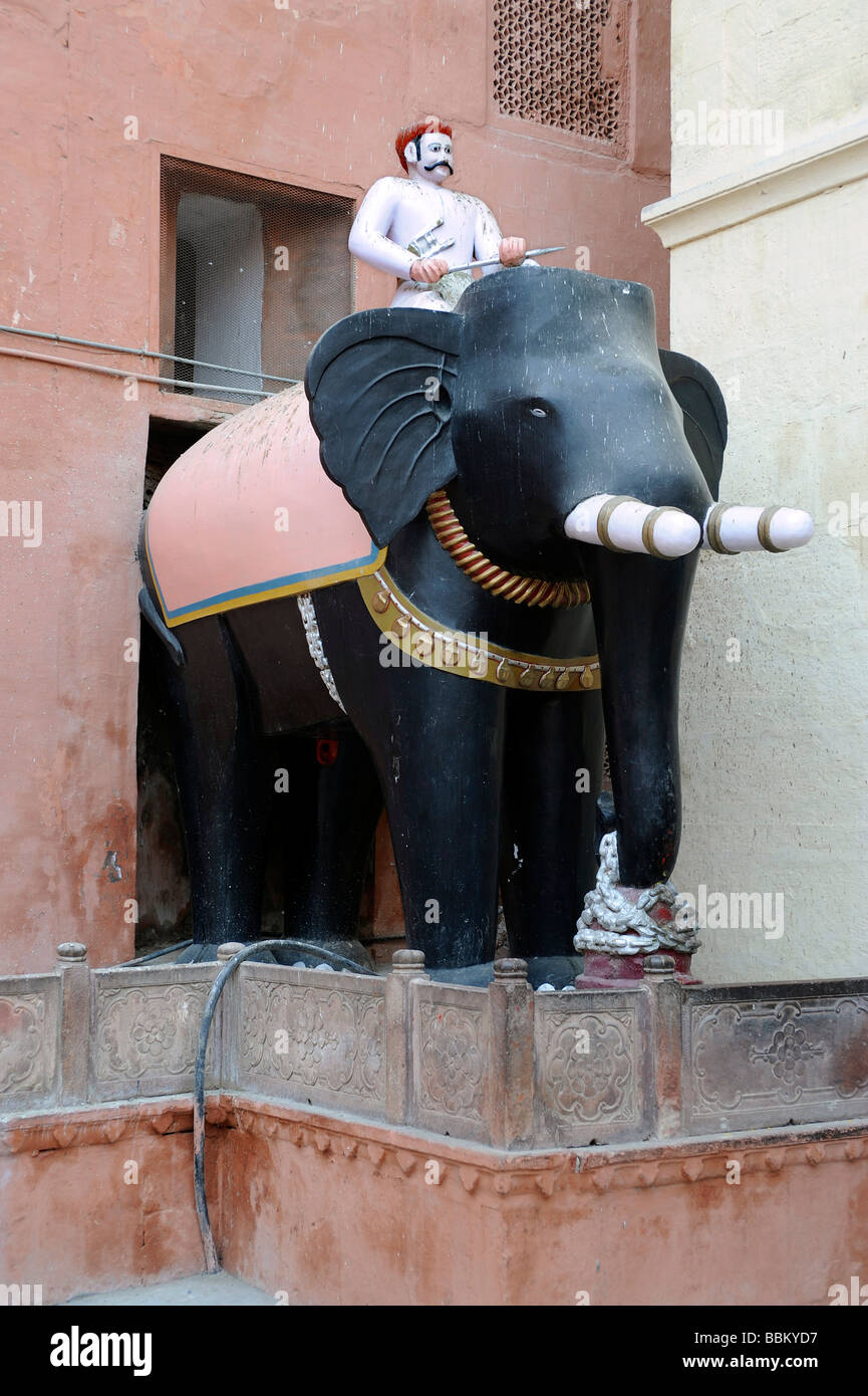 Sculpture d'un éléphant avec rider, fort de Junagarh, city palace, Bikaner, Rajasthan, Inde du Nord, en Asie du Sud Banque D'Images