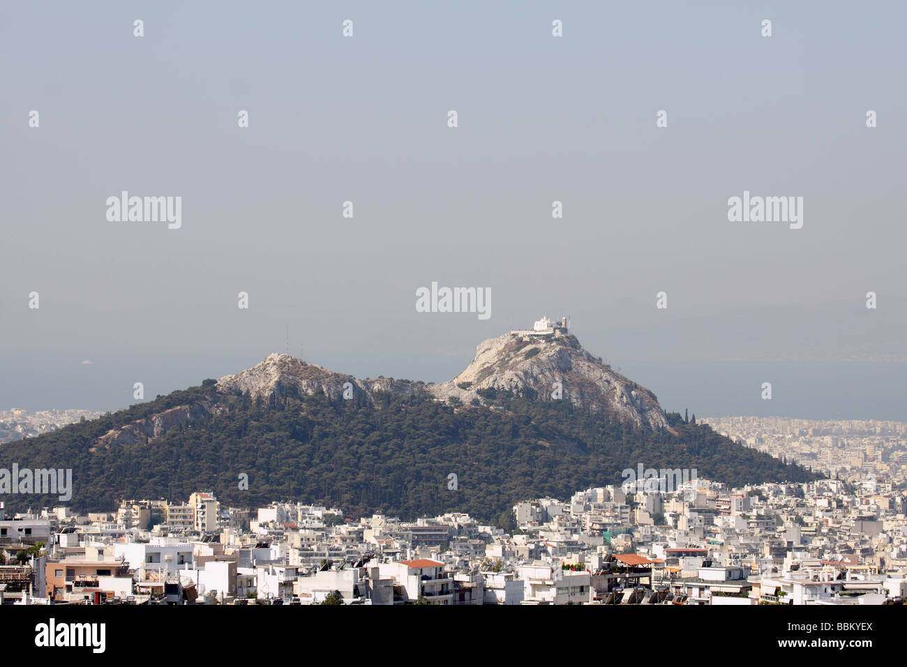 Une vue lointaine de la colline Lycabettus dans le centre-ville d'Athènes Grèce Banque D'Images