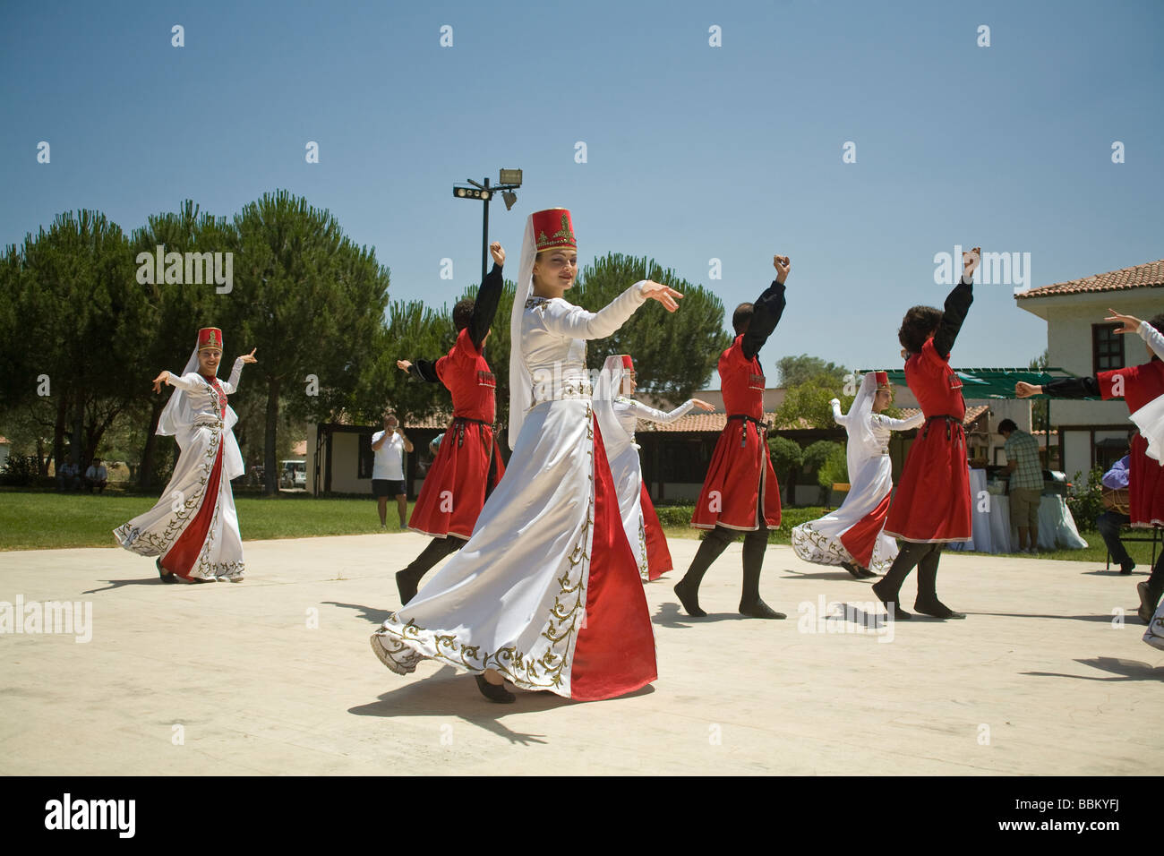 Près d'Ephèse, Turcs, hommes et femmes portent des vêtements traditionnels pour effectuer des danses de l'Anatolie orientale Artvin & Kars Selcuk Turquie Océanie Cruise line Banque D'Images