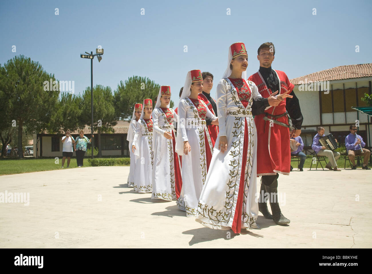 Hommes & femmes turques portent des vêtements traditionnels de l'est réaliser des danses anatoliennes Artvin & Kars Selcuk Turquie Océanie croisière © Myrleen Pearson Banque D'Images