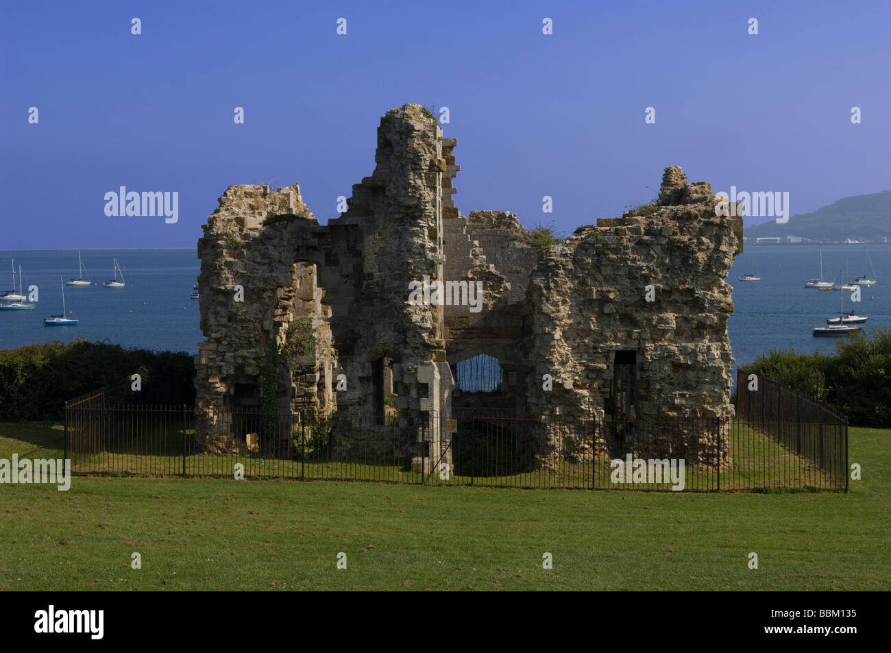 Les ruines de château de Sandsfoot surplombant le port de Portland, dans le Dorset, Angleterre. Banque D'Images