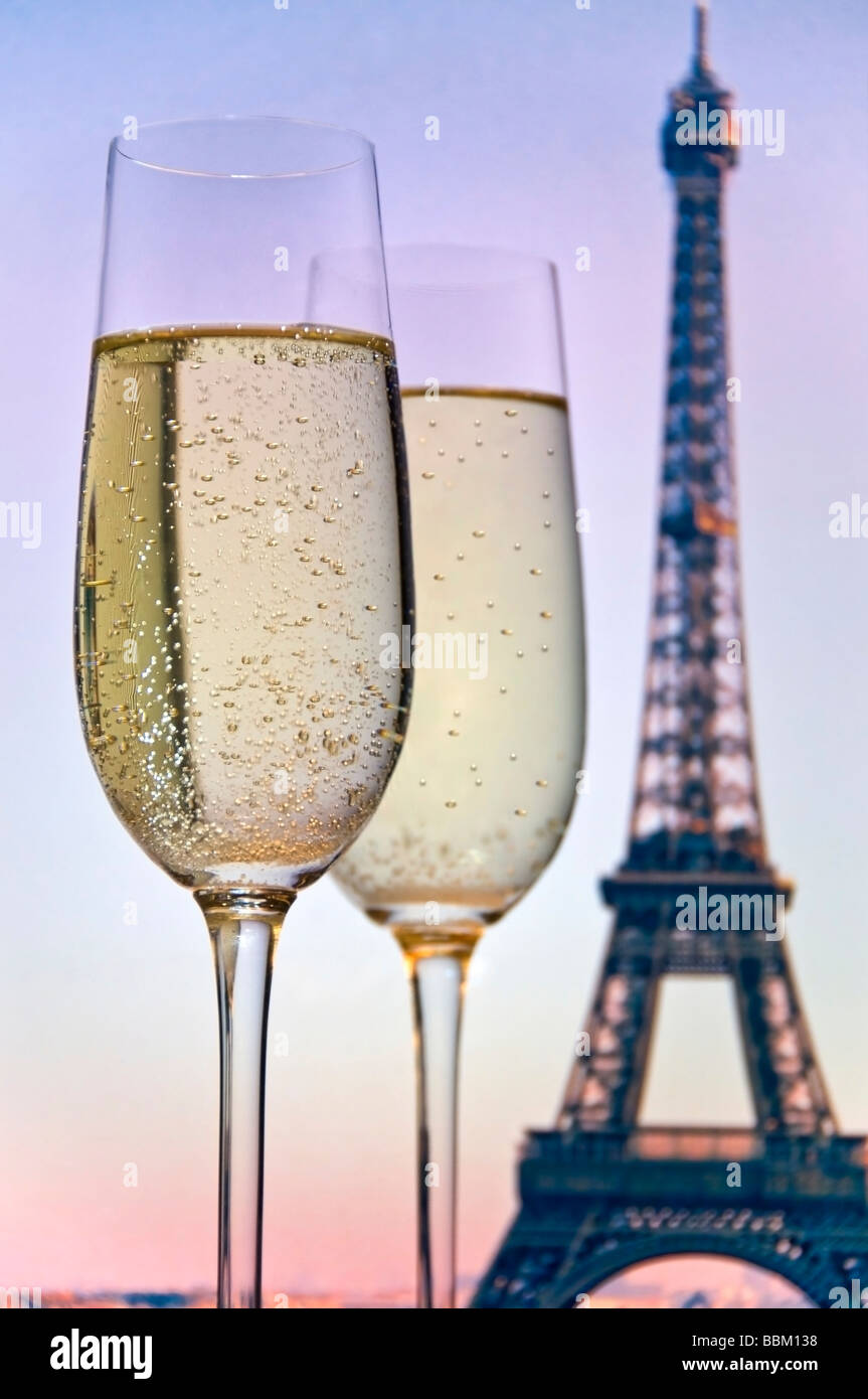 Deux verres de champagne à la Tour Eiffel au coucher du soleil derrière. Paris France Banque D