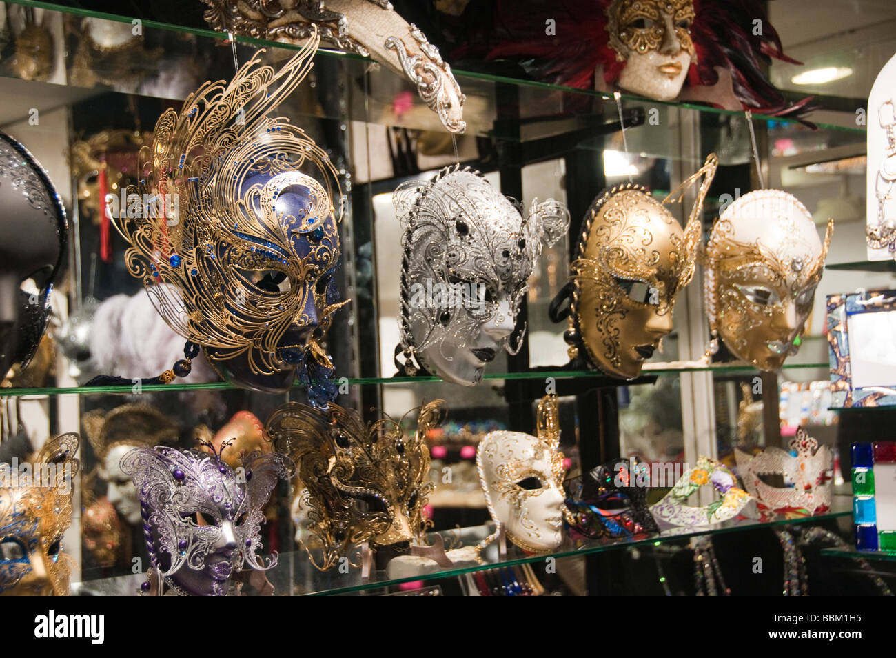 Masque de visage sur l'affichage en vitrine Venise Murano Italie Banque D'Images