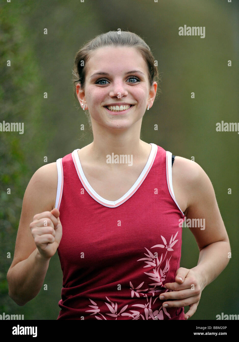 Young woman jogging Banque D'Images